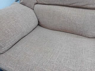 Sofá de Tela Rústica Beige con Base de Polipiel