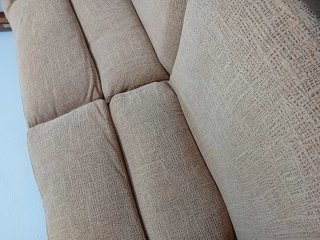 Sofá de Tela Rústica Beige con Base de Polipiel