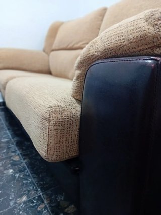 Sofá de Tela Rústica Beige con Base de Polipiel