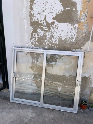 Ventana corredera aluminio gris