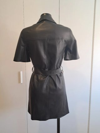 Vestido negro de cuero sintético