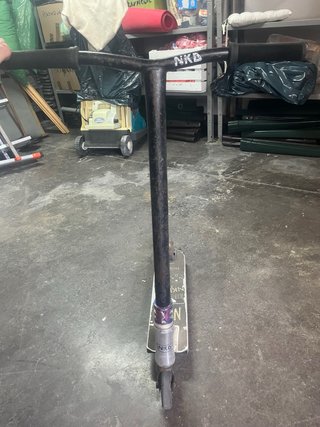 Patinete NKD Plata y Negro