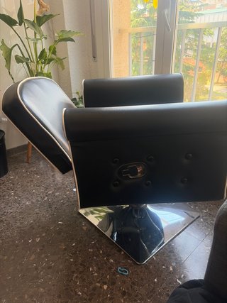 Sillón de peluquería de cuero negro
