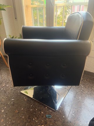 Sillón de peluquería de cuero negro