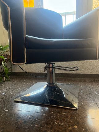 Sillón de peluquería de cuero negro