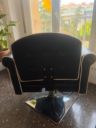 Sillón de peluquería de cuero negro