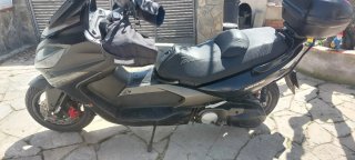 Scooter kinco 500cc de color negro vendo o cambio