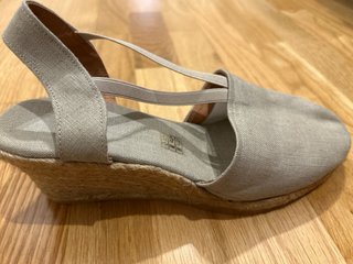 Sandalias cuña beige oscuro