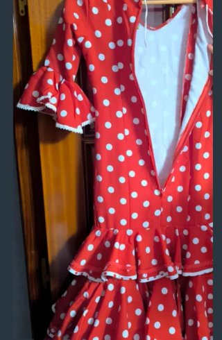 Traje de flamenca rojo con lunares blancos