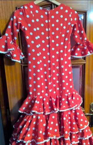 Traje de flamenca rojo con lunares blancos