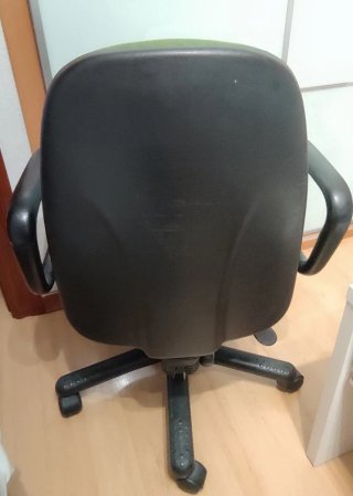 Silla giratoria de escritorio con reposabrazos