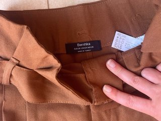 Pantalón Bershka marrón con cinturón