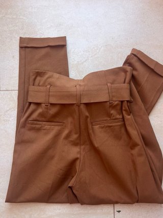Pantalón Bershka marrón con cinturón