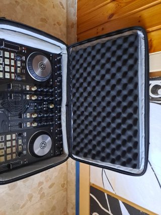 Controladora DJ Traktor Kontrol S4