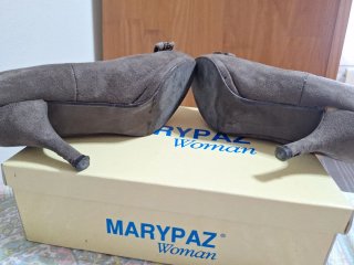 Zapatos de tacón Marypaz grises con lazo