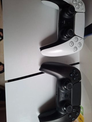 PS5 Slim con 2 mandos y 23 juegos