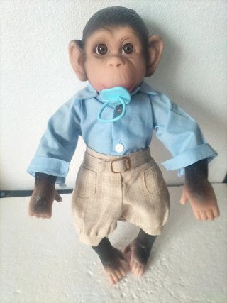 Mono de silicona con chupete y ropa