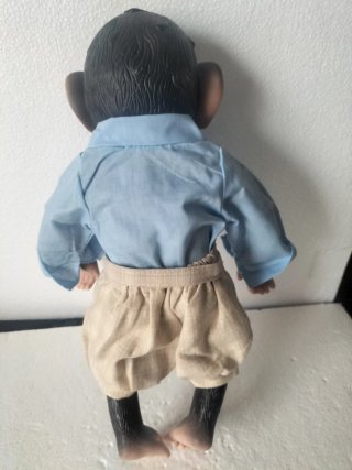 Mono de silicona con chupete y ropa