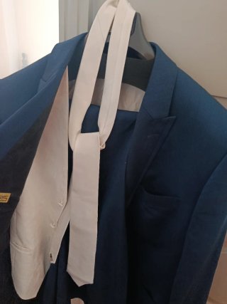 Traje de novio azul con chaleco y corbata