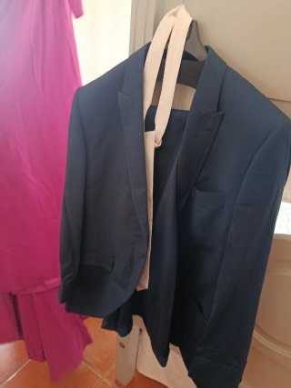 Traje de novio azul con chaleco y corbata