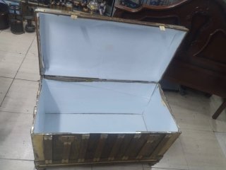 Baúl de madera y metal