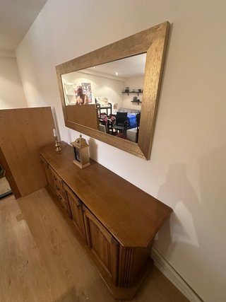 Cómoda de madera con espejo.