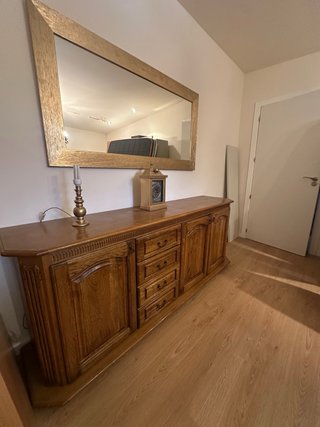 Cómoda de madera con espejo.