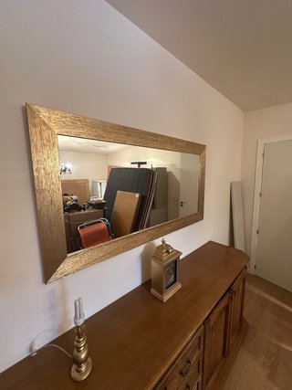 Cómoda de madera con espejo.