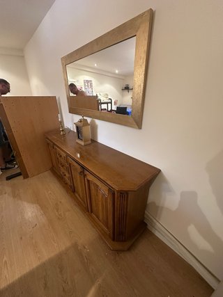 Cómoda de madera con espejo.
