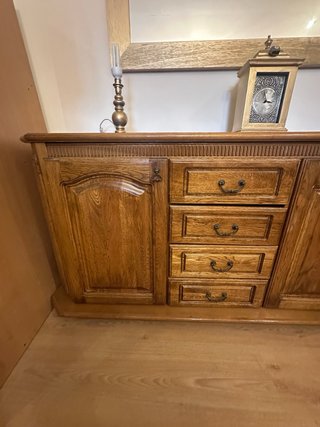 Cómoda de madera con espejo.