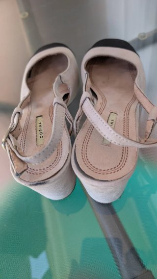 Sandalias CORINA tacón bajo beige y negro .