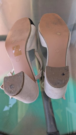 Sandalias CORINA tacón bajo beige y negro .