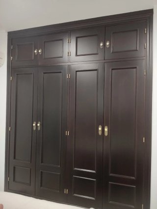 Puertas de ropero de madera oscura