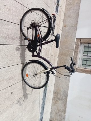 Bicicleta urbana morada