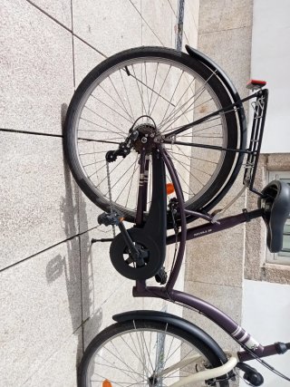 Bicicleta urbana morada