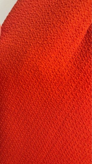 Mono largo rojo anaranjado mujer
