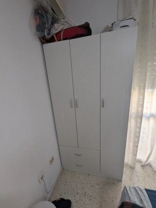 Armario blanco de madera