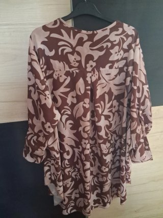 Blusa estampada beige y marrón