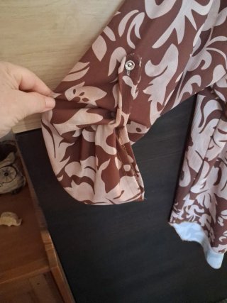 Blusa estampada beige y marrón