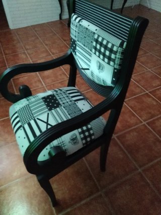 Silla con reposabrazos .