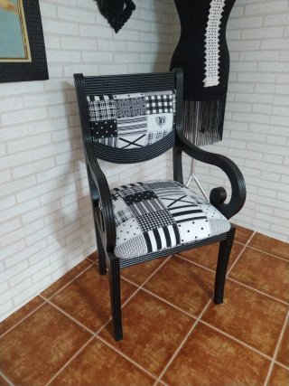 Silla con reposabrazos .