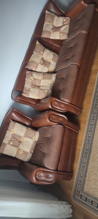 Sofá de tela y piel marrón