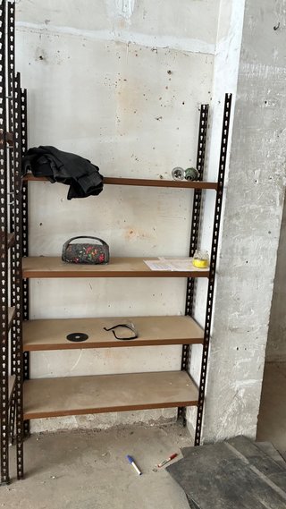 Estanterías metálicas marrones y grises