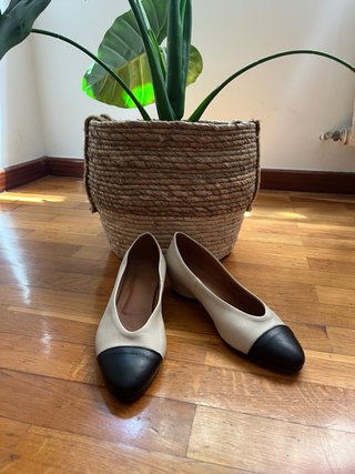 Bailarinas de piel beige y negras