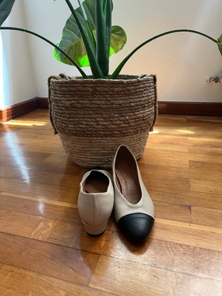 Bailarinas de piel beige y negras