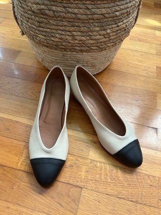 Bailarinas de piel beige y negras