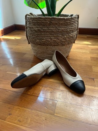 Bailarinas de piel beige y negras