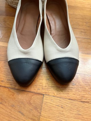 Bailarinas de piel beige y negras