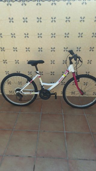 Bicicleta infantil blanca y rosa