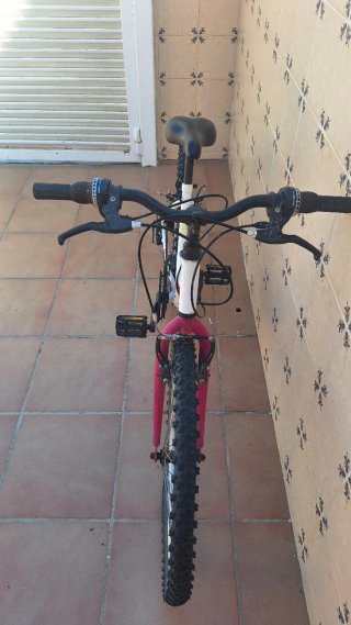 Bicicleta infantil blanca y rosa